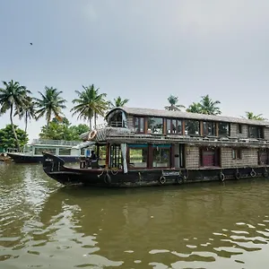 oyo-23434-royal-palace-4bhk-premium-houseboat.hotels-alappuzha.com/
